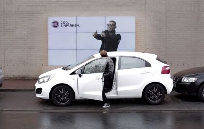 Esta valla publicitaria te ayuda a aparcar el coche