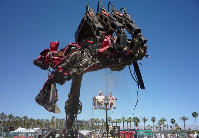 mano gigante aplasta coches (3)