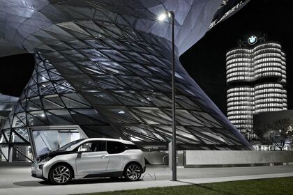 BMW diseña las farolas que cargarán tu coche eléctrico