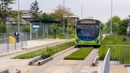 Guided Busway, el bus que circula por antiguas vías del tren