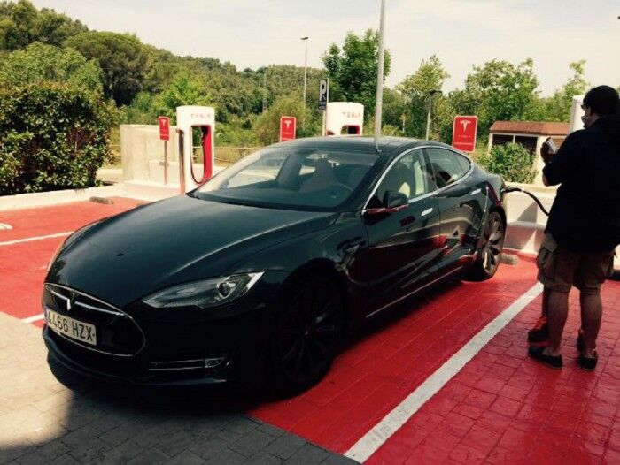Tesla Supercargadores Gerona 2015 01