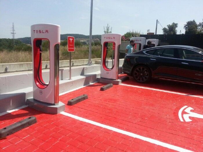 Tesla Supercargadores Gerona 2015 02