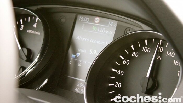 Prueba Nissan Qashqai DIG-T 163 CV 2015 interior 16