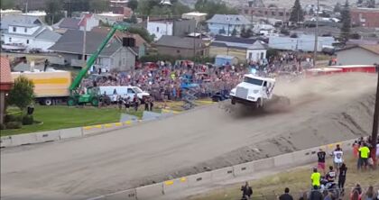 ¿Todavía no has visto el récord de salto con camión?