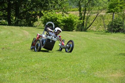 Una araña mecánica con ruedas, este vehículo te alucinará