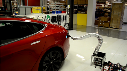 El alucinante robot de Tesla para cargar tu coche