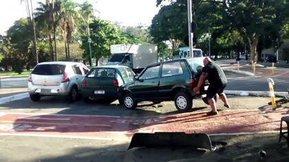 No querrás encontrarte con este tipo si aparcas en un carril bici