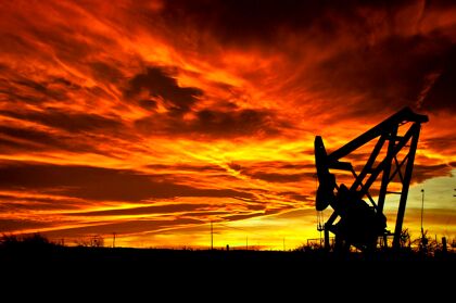 Los cinco motivos por los que baja el precio del petróleo