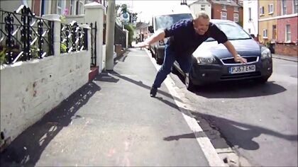 No te metas con los ciclistas, ¡y menos si te están grabando!