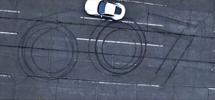 El Aston Martin DB10 de James Bond derrapa de lo lindo