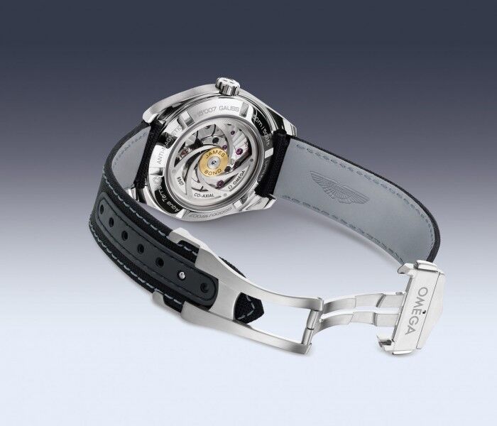 Aston Martin DB9 GT Bond Edition 2015 detalle reloj 02