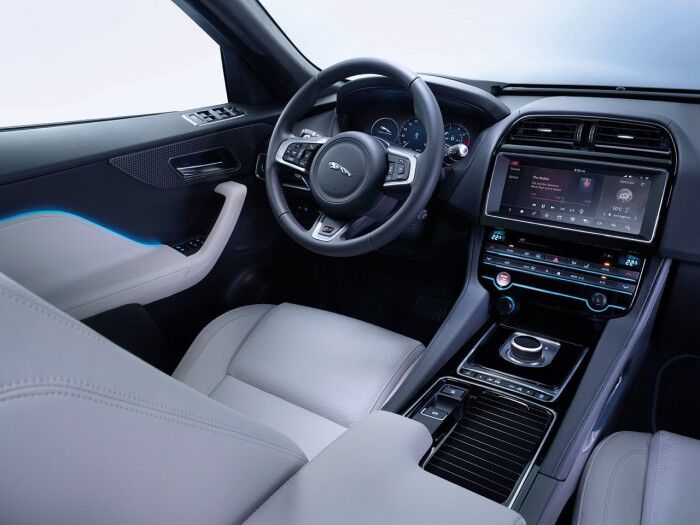 Jaguar F-PACE LE S 2016 interior 04
