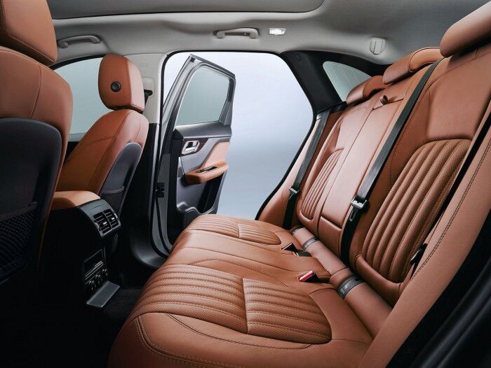 Jaguar F-PACE Portfolio 2016 interior 08
