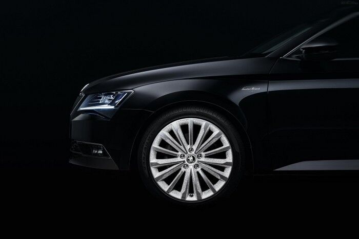 Skoda superb black crystal