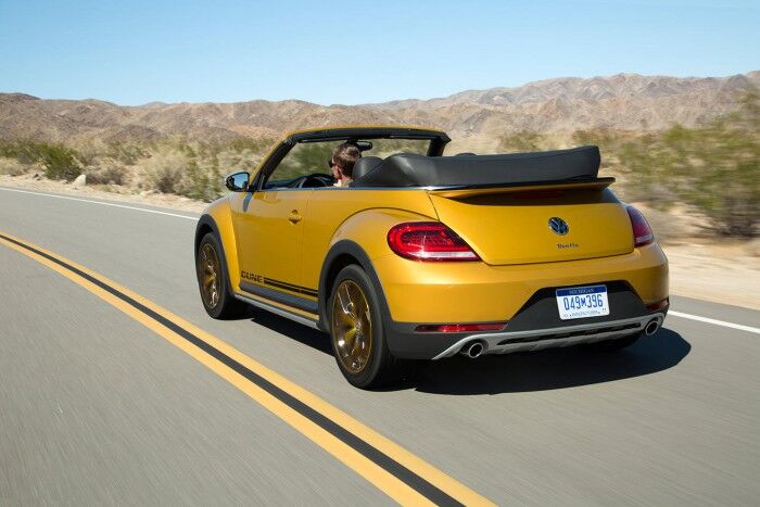 Volkswagen Beetle Dune Cabrio 2016 01 700x467