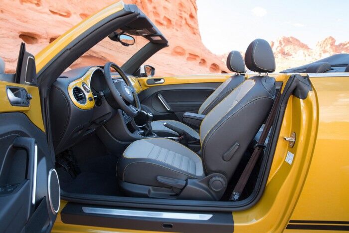 Volkswagen Beetle Dune cabrio 2016 interior 01