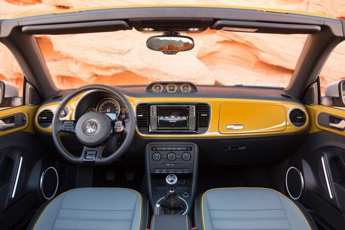 Volkswagen Beetle Dune cabrio 2016 interior 02