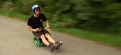 Si bebes, no conduzcas (ni esta caja de cervezas motorizada)