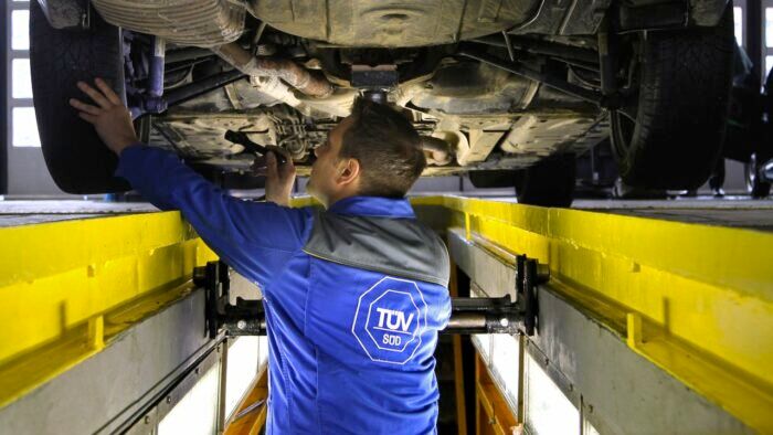 Revision TUV Bajos Coche E1764593285885 700x394