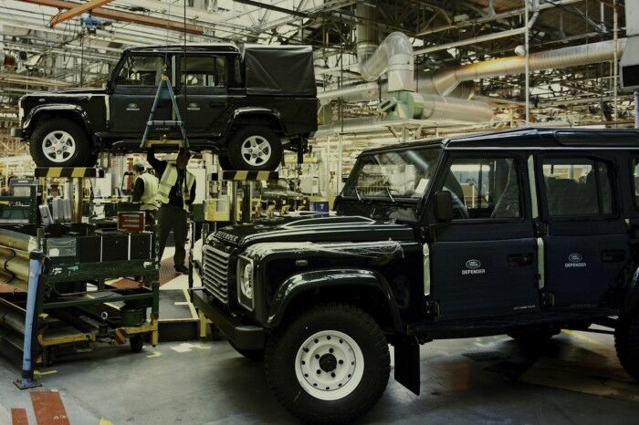 Land Rover Defender Fabrica 2015 01 700x466
