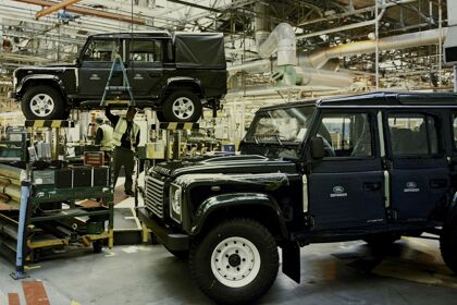 Dos vídeos y 22 fotos de la producción del Land Rover Defender