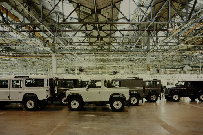 Land Rover Defender fabrica 2015 09