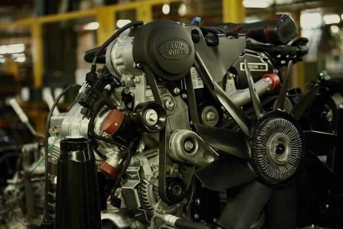 Land Rover Defender fabrica 2015 18