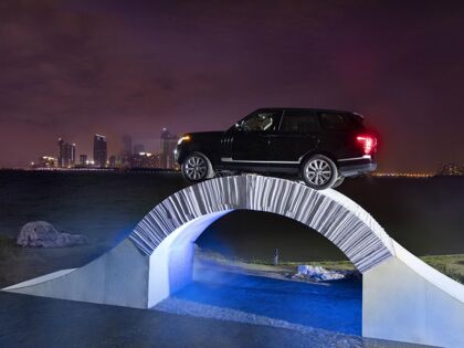 Este puente de papel soporta el paso de todo un Range Rover