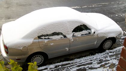 Multado por conducir siendo una gran bola de nieve