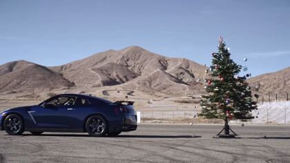 Nissan GT-R: el mejor aliado para recoger el árbol de Navidad