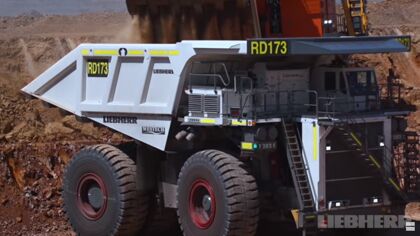 Así se montan los camiones mineros más grandes