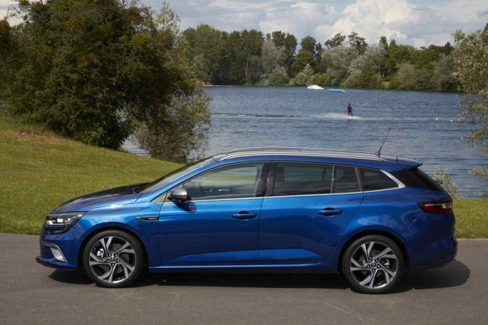 Renault Megane Sport Tourer GT 2016 05 700x466