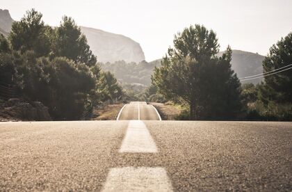 ¿Quién tiene la preferencia en una carretera estrecha?