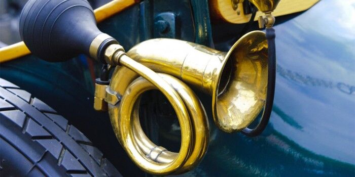 BMW-says-Happy-Birthday-to-the-car-horn