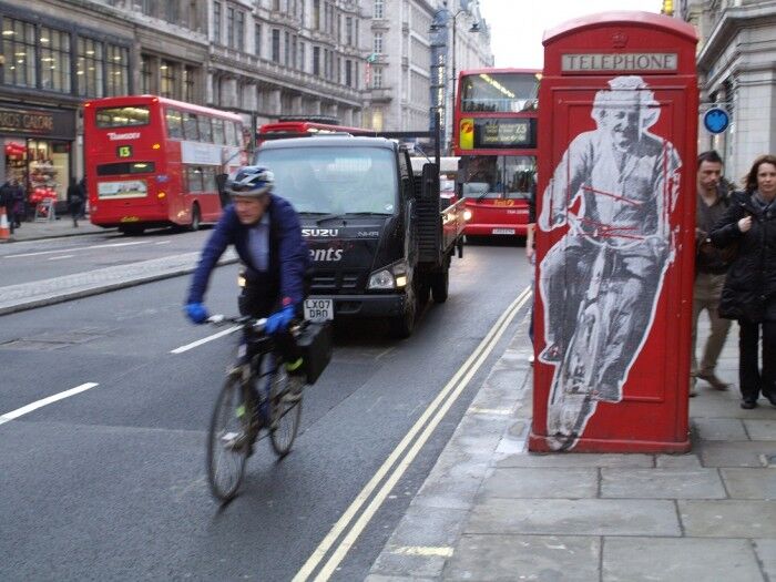 EINSTEIN EN BICI EN LONDRES
