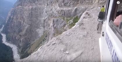 ¿Te atreverías a conducir por esta carretera del Himalaya?