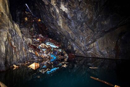 ¿Cómo acabaron cientos de coches de 1970 en esta cueva de Gales?