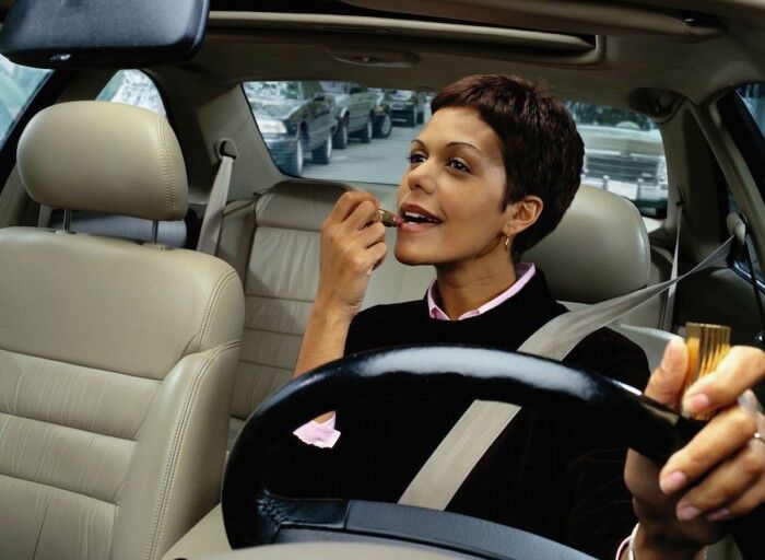 distracciones al volante maquillarse