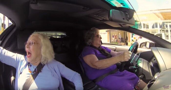 dos abuelas y un Lamborghini Murciélago 02