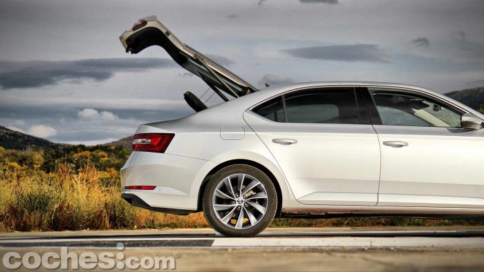Skoda_Superb_2.0TDI_ Laurin&Klement_027