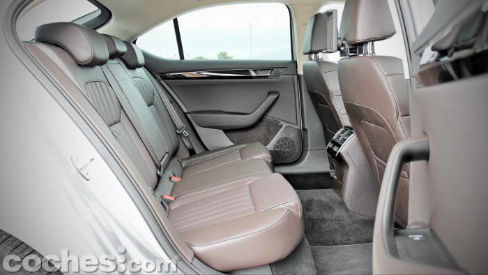 Skoda_Superb_2.0TDI_ Laurin&Klement_074