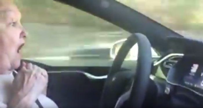 abuela prueba autopilot tesla