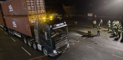 ¿Puede un camión mover 40 contenedores que pesan 750 toneladas?