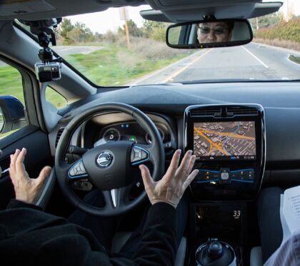 Tesla actualiza en secreto su software ganando terreno en conducción autónoma