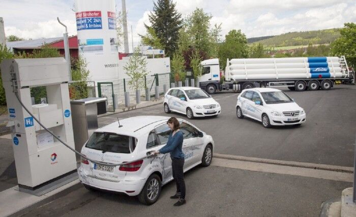 In cooperation with Daimler and Total, both members of the new H2 Mobility organization in Berlin, Linde opened the first hydrogen fueling station on a German autobahn this past May.
