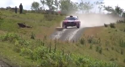 Esta oveja ¿loca o hábil? se enfrenta al granjero de los rallyes