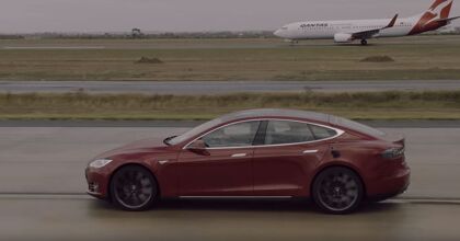¡Pulso de aceleración! Tesla Model S contra Boeing 737