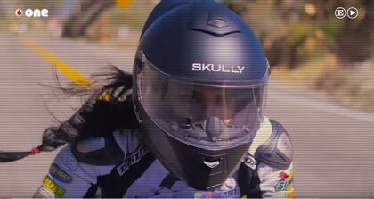 Este casco de moto busca evitar accidentes