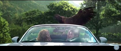 El Fiat 124 Spider enamora a un águila