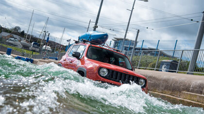 El Jeep Renegade se enfrenta a un canal de aguas bravas